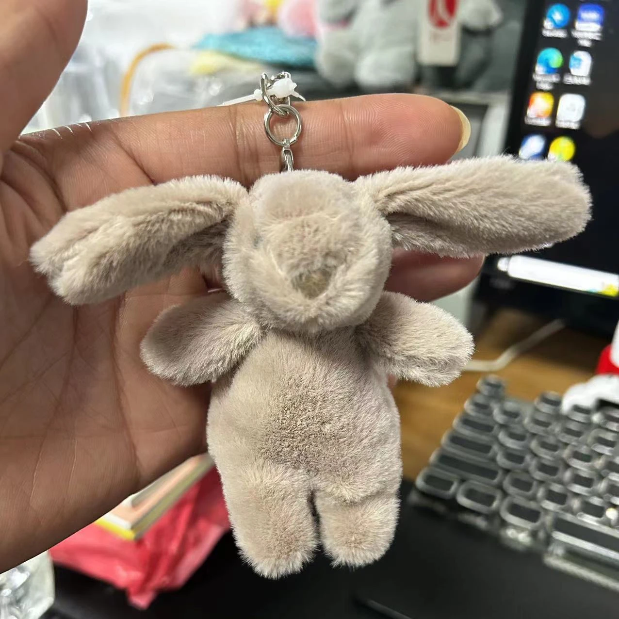 봉제 인형 귀여운 만화 토끼 열쇠고리 사랑스러운 폼폼  - Phone Accessories For Your Car 리뷰 및 가격